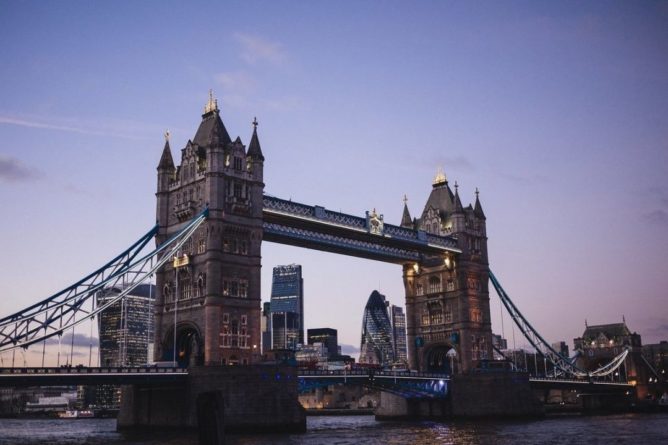 Общество: Тауэрский мост в Лондоне застрял на пару часов при разведении
