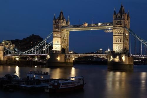 Общество: Тауэрский мост в Лондоне сломался во время разведения