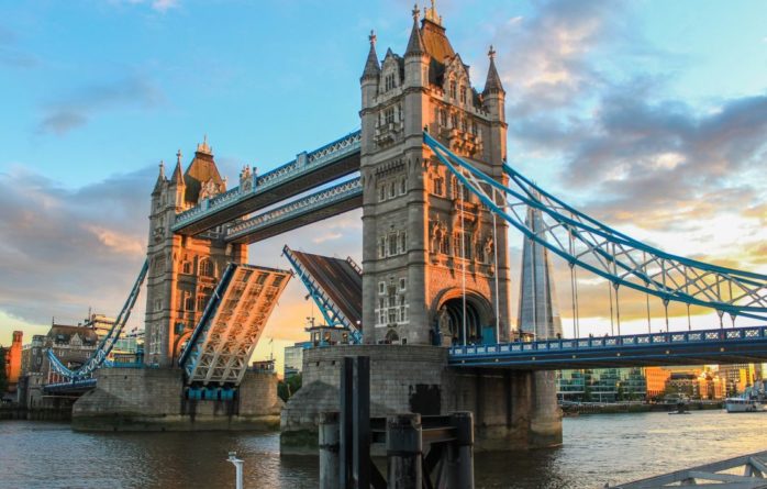 Общество: Тауэрский мост в Лондоне сломался при разведении