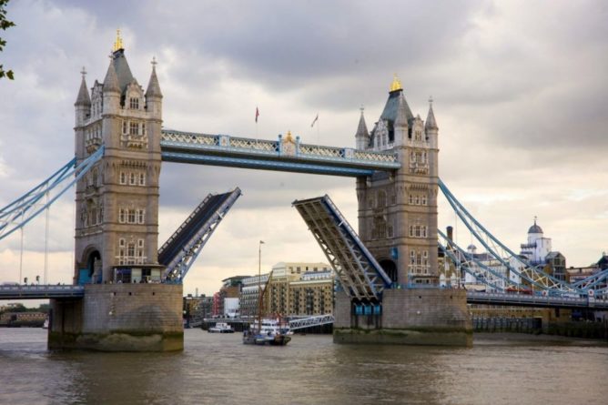 Общество: В центре Лондона заблокировали движение транспорта из-за поломки Тауэрского моста