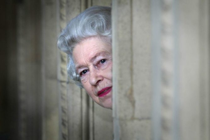 Общество: Королева Великобритании вышла из карантина