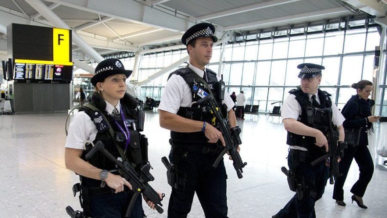 Общество: В аэропорту Лондона задержали двух предполагаемых террористов