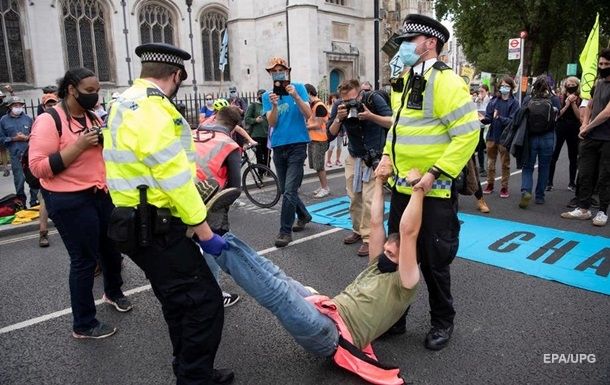 Общество: Климатические активисты перекрыли движение у здания парламента в Лондоне