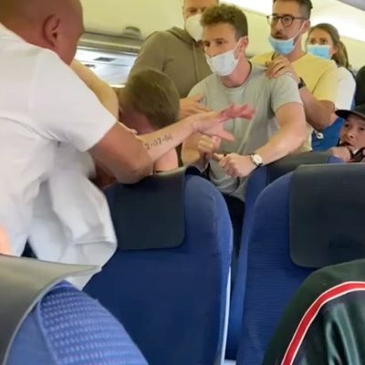 Общество: Пассажиры самолета, летевшего из Греции в Великобританию, массово заболели коронавирусом
