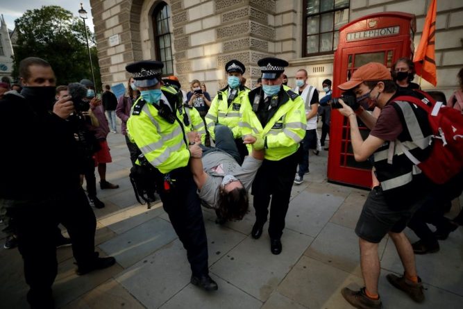 Общество: В Лондоне полиция задержала во время акции протеста 90 экоактивистов