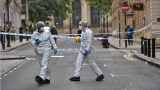 Общество: Нападения с ножом в Бирмингеме. Полиция ищет мужчину, который убил одного и ранил семерых прохожих