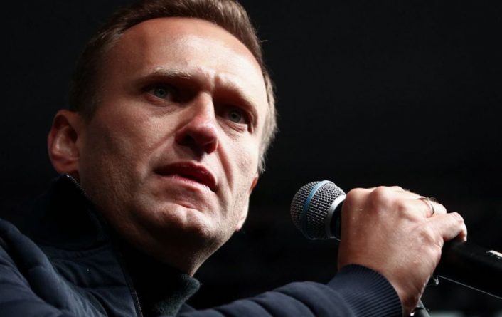 Общество: Макрон и Джонсон требуют от России объяснить отравление Навального