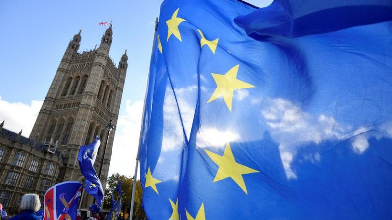 Общество: ЕС может подать иск против Великобритании из-за нарушения сделки по Brexit - Bloomberg