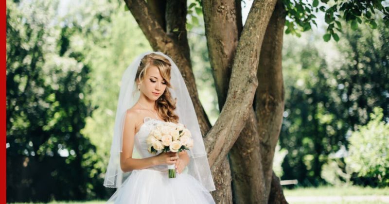 Общество: Британка вышла замуж за дерево и уже год счастлива в браке: видео