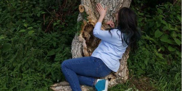 Общество: Лесная романтика. Британка отпраздновала годовщину свадьбы с деревом — фото