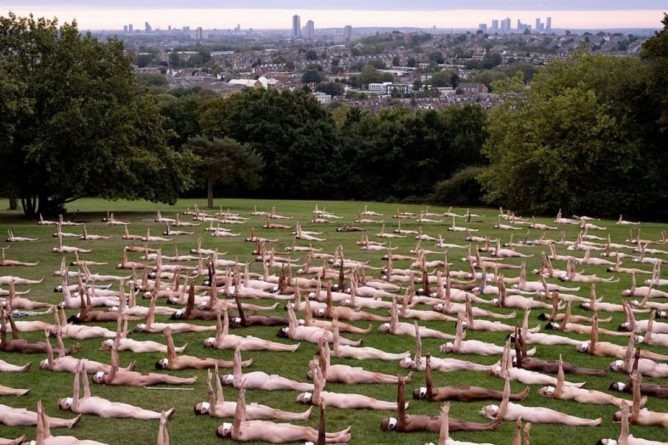 Общество: В Лондоне художник сфотографировал 220 голых людей, чтобы разрушить "коронавирусные барьеры"