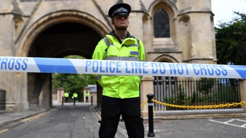 Общество: Четыре человека получили ножевые ранения на юге Англии
