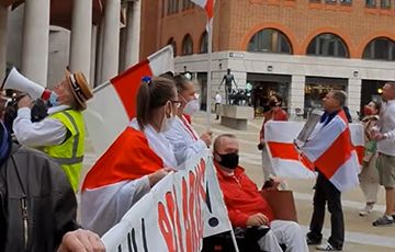 Общество: Британцы и беларусы протестуют против «кровавых облигаций»