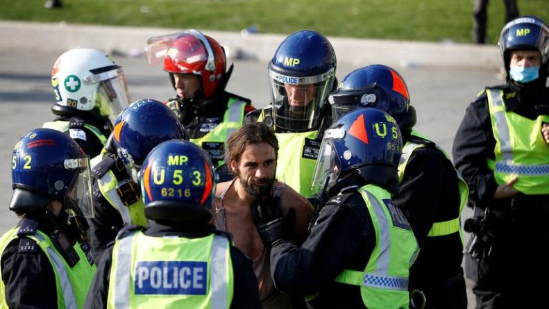 Общество: Десять человек задержаны в ходе протестов против ограничений в Лондоне