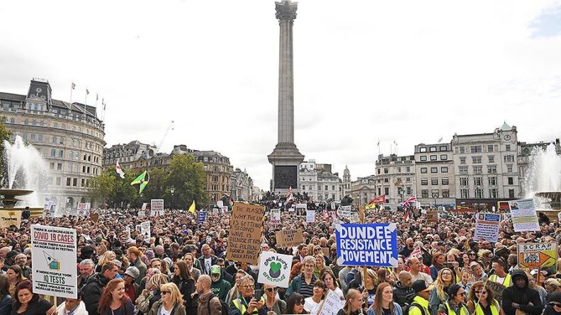 Общество: Противники карантина устроили акцию в центре Лондона
