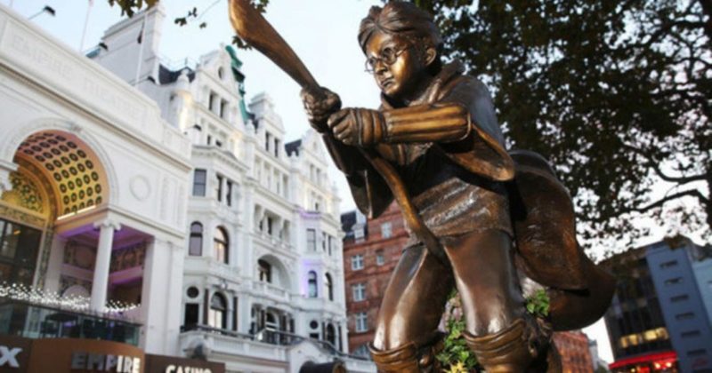 Общество: В Лондоне открыли памятник "парящему" на метле Гарри Поттеру