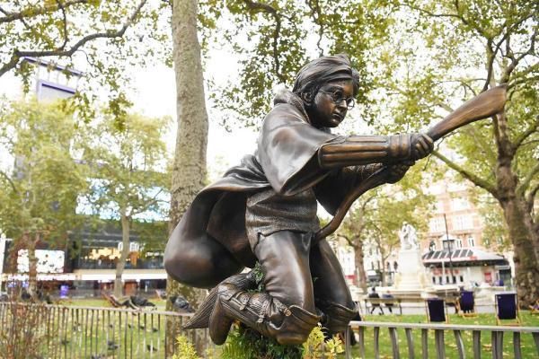 Общество: В Лондоне появилась бронзовая статуя Гарри Поттера верхом на метле
