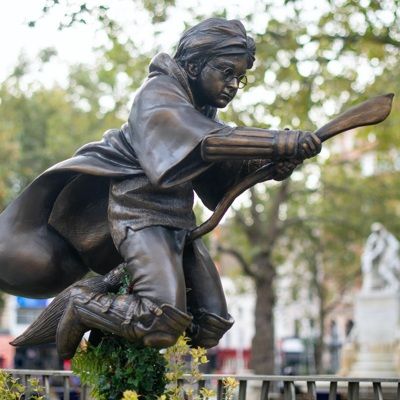 Общество: Памятник Гарри Поттеру появился в Лондоне