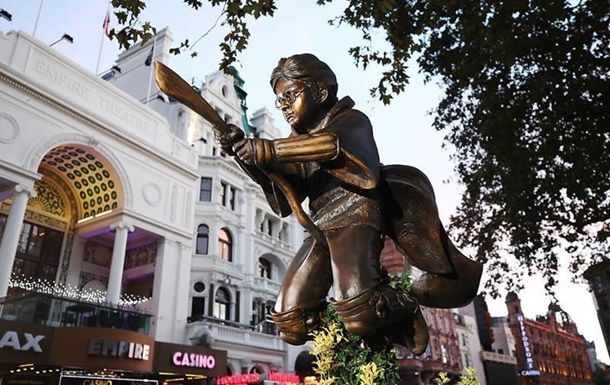Общество: Памятник Гарри Поттеру установили в Лондоне