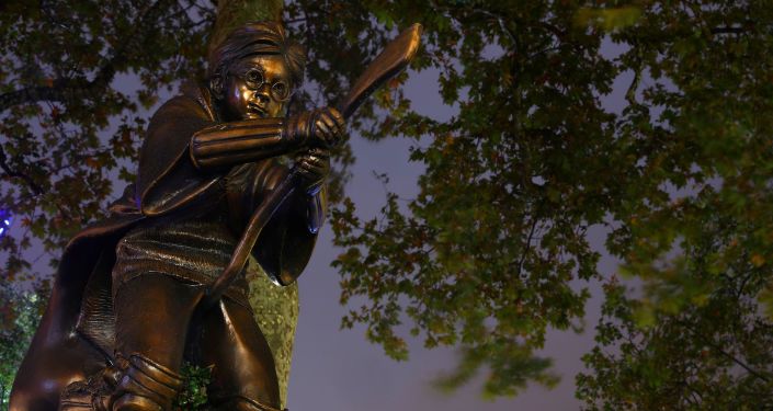 Общество: В Лондоне установили памятник Гарри Поттеру — фото