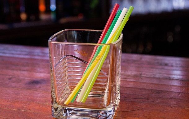 Общество: В Англии запретили пластиковые соломинки для напитков