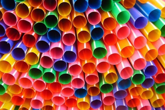 Общество: В Британии запретили использовать ватные палочки и пластиковые соломинки