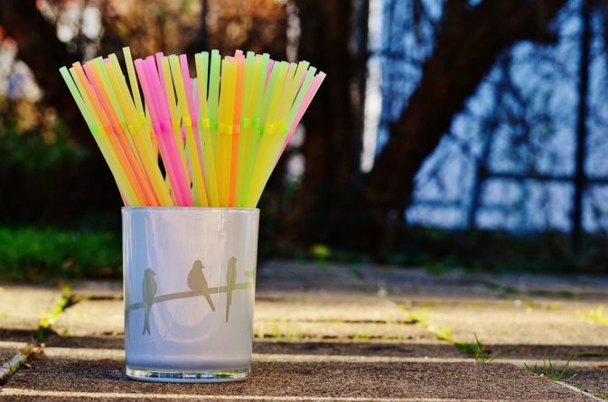 Общество: В Великобритании с 1 октября запрещены пластиковые соломинки и ватные палочки