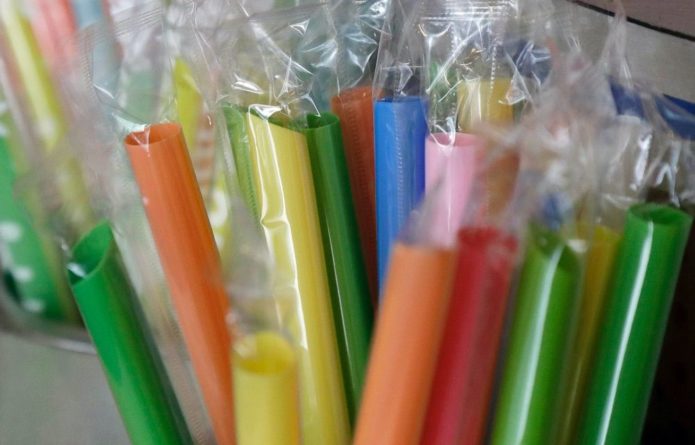 Общество: В Англии ввели запрет на пластиковые соломинки и ватные палочки