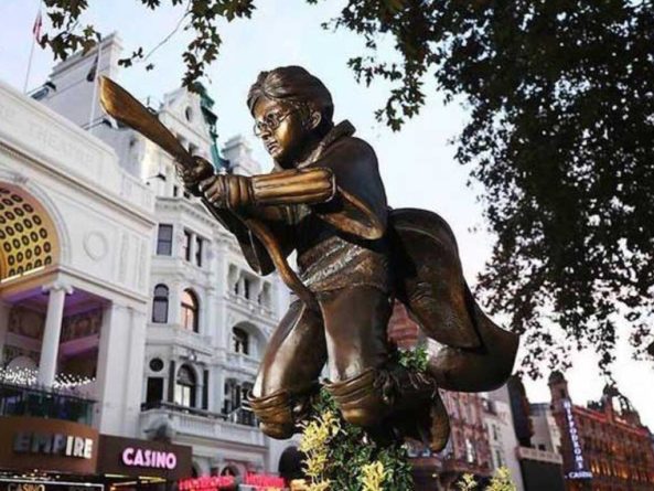 Общество: Статуя Гарри Поттера появилась в центре Лондона