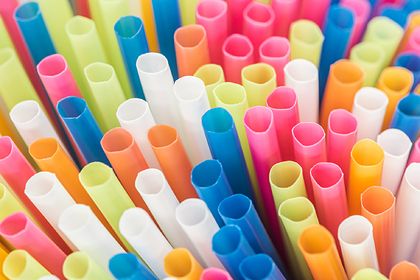 Общество: В Англии запретили пластиковые соломинки и ватные палочки