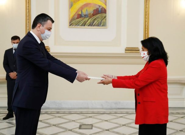 Общество: Послы Великобритании и Азербайджана вручили верительные грамоты президенту Грузии
