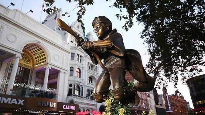 Общество: В Лондоне появился памятник Гарри Поттеру