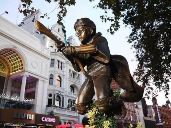 Общество: В Лондоне установили статую Гарри Поттера на метле
