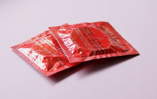 Общество: Британец попал в тюрьму за прокалывание презервативов