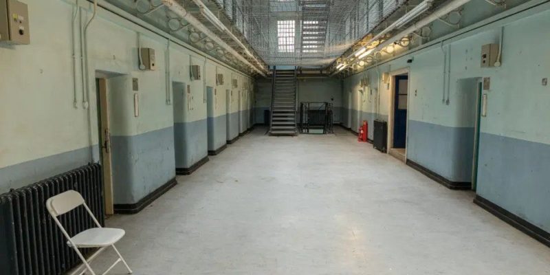 Общество: В Британии можно стать заключенным на один день — ночь в одиночной камере и скудный завтрак стоят 49 фунтов
