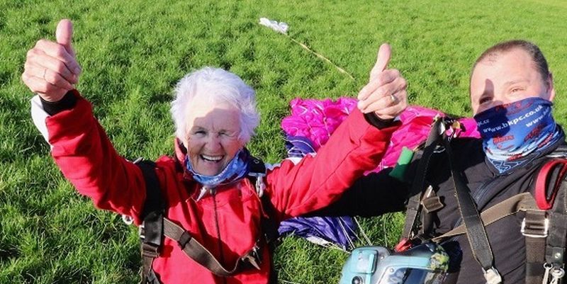 Общество: Прыгнуть с парашютом в 90 лет - в Британии пенсионерка необычно отметила юбилей - видео - ТЕЛЕГРАФ