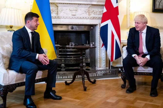 Общество: Джонсон заверил Зеленского, что Британия привержена Украине "как скала"