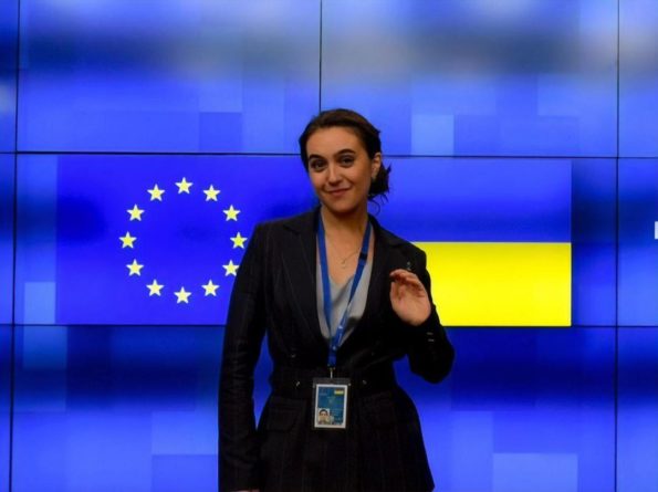 Общество: Спикер Зеленского Мендель заселфилась на фоне президента Украины и премьера Великобритании