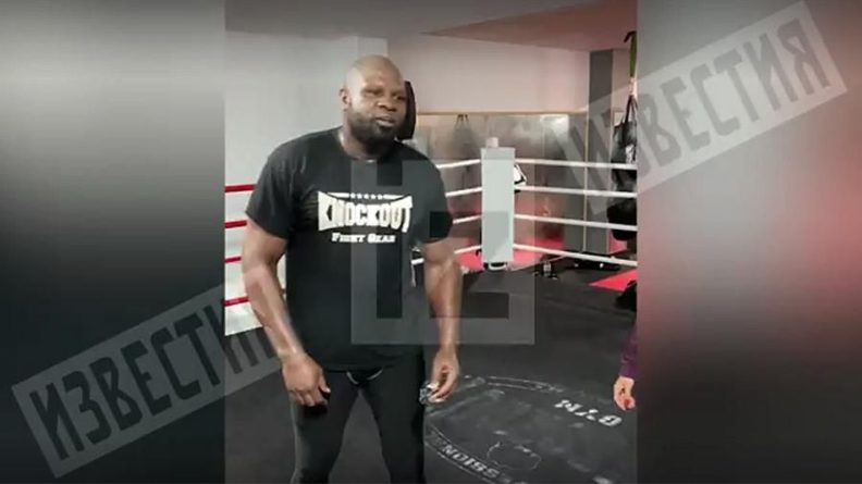 Общество: Американский боксер Джонсон пообещал «надрать задницу» российскому чемпиону