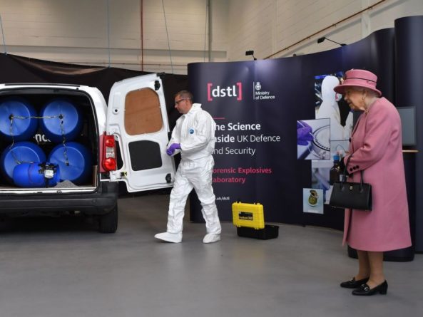 Общество: Первый визит за семь месяцев королева Великобритании совершила в лабораторию, которая выявила, что Скрипалей отравили "Новичком"