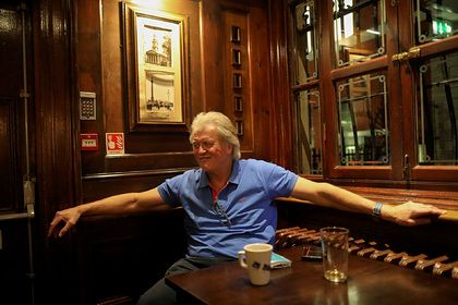 Общество: «Самый откровенный бармен» Великобритании отчитал власти и вспомнил 1984 год