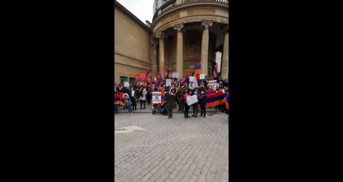 Общество: Позор вам, скажите правду: армяне Лондона вышли на акцию протеста перед офисом BBC - видео