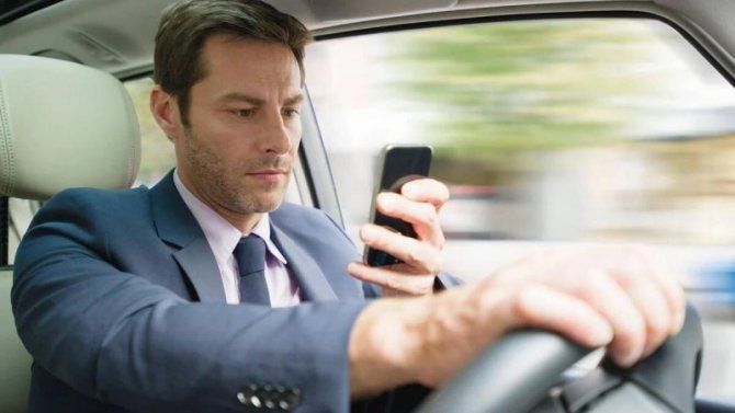 Общество: В Великобритании хотят полностью запретить использование телефонов за рулём