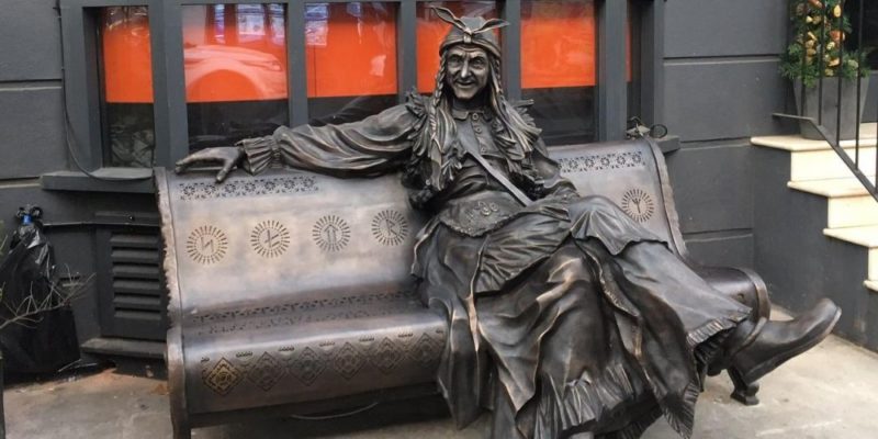 Общество: В Лондоне украли скульптуру Бабы-Яги и продали на аукционе