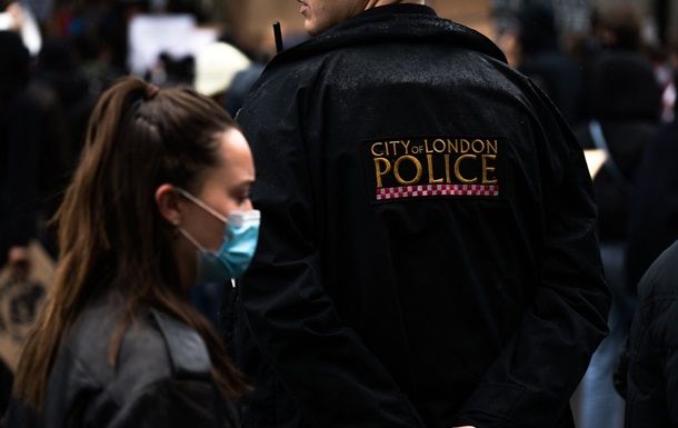 Общество: Полиция Британии намерена врываться в дома граждан на Рождество