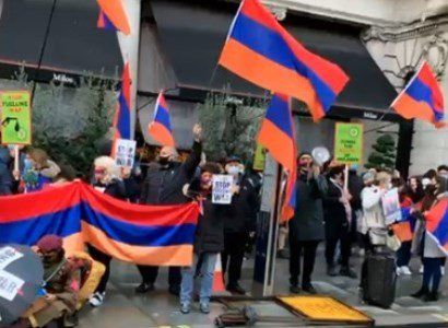 Общество: Армянская община проводит акцию протеста перед офисом British Petroleum в Лондоне