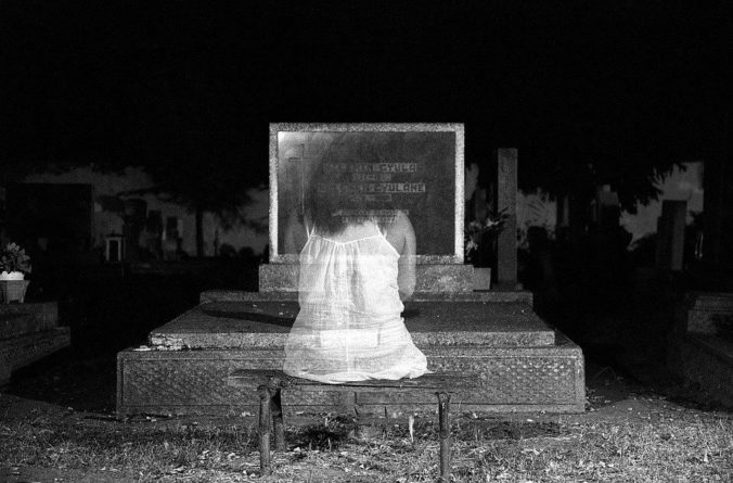 Общество: В Великобритании охотники за привидениями столкнулись с призраком женщины на кладбище XIX века