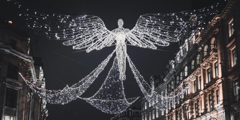 Общество: Рождественскую иллюминацию в Лондоне посвятили врачам