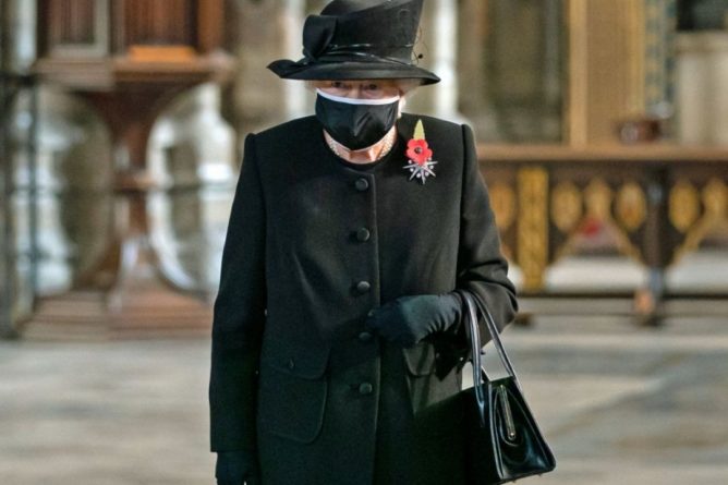 Общество: Елизавета II появилась в маске на мемориальной церемонии в Лондоне