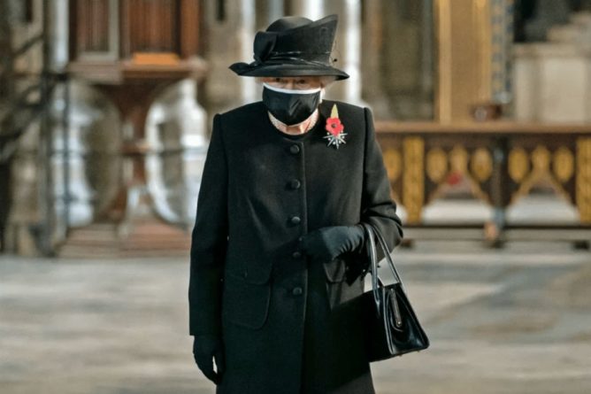 Общество: Королева Великобритании впервые надела маску на публике